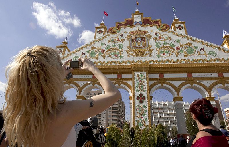 Turistas fotografían la portada del Real.