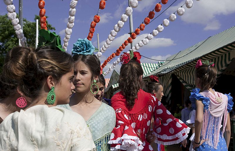 Los visitantes lucen sus mejores galas para una feria que se reencuentra cada abril con la capital andaluza.