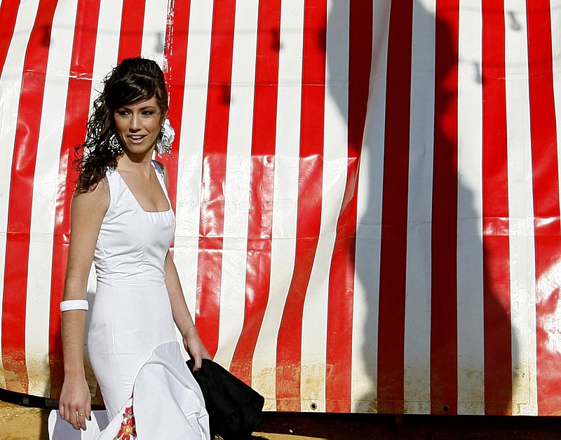 Vestidos de volantes y flores en el pelo, prendas indispensables si vas al Real de Sevilla.