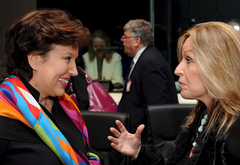 La ministra española de Sanidad, Trinidad Jiménez, a la derecha, conversa con su homóloga francesa antes de la reunión de urgencia de los ministros de Sanidad de la UE.