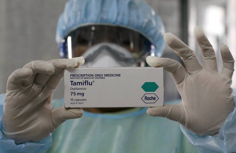 Una enfermera muestra una caja de Tamiflu, el medicamento que se elaboró para la gripe aviar.