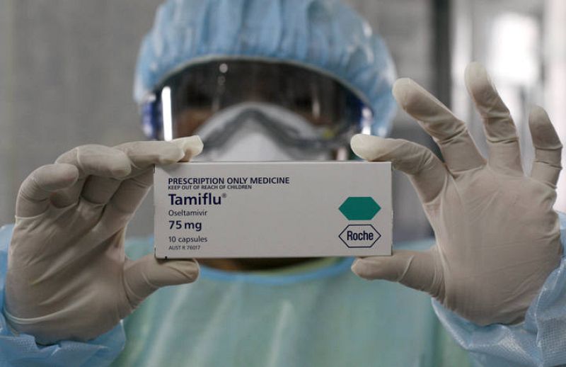Una enfermera muestra una caja de Tamiflu, el medicamento que se elaboró para la gripe aviar.
