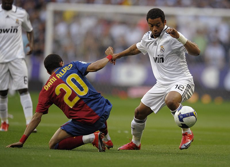 El equipo blanco ha comenzado dominando el partido. En la imagen, Marcelo lucha un balón con el azulgrana Dani Alves.