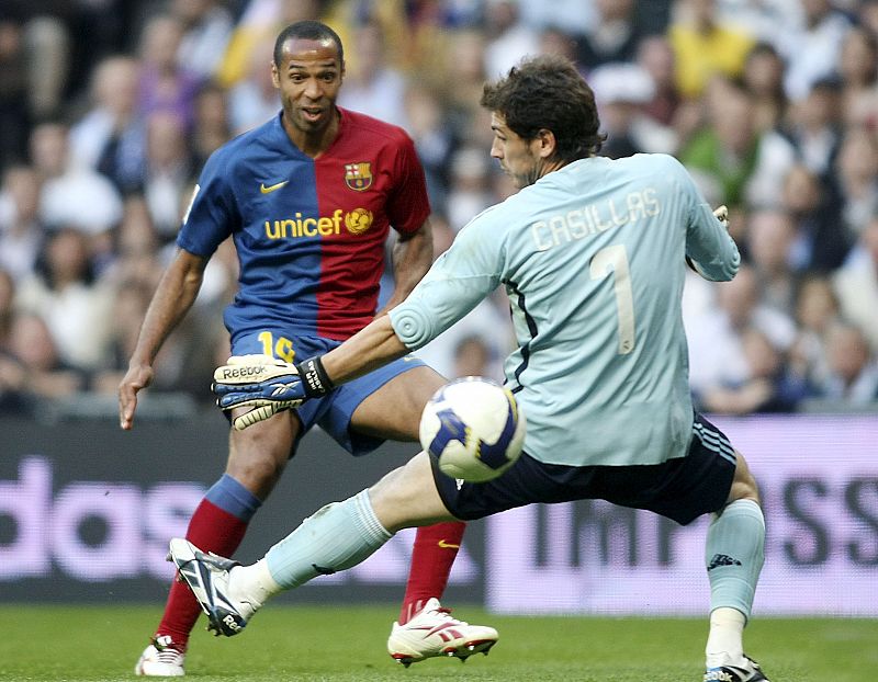 Henry supera la salida de Iker Casillas para hacer el cuarto del Barça.