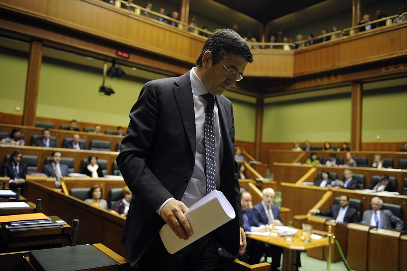 López se prepara para pronunciar su discurso de investidura