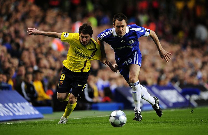 Messi y Terry luchan por el control del balón.