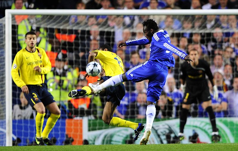 Essien remata desde fuera del área para poner el 1-0 en el marcador.