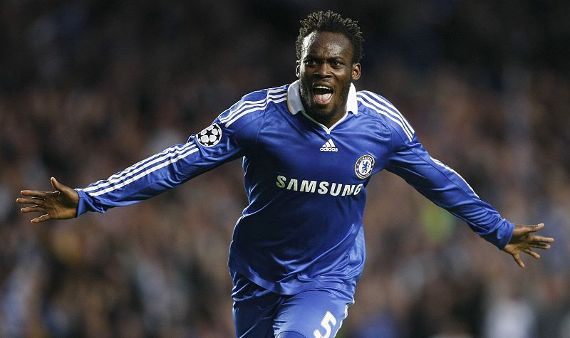 Essien celebra el primer tanto del Chelsea en el minuto diez de la primera parte.