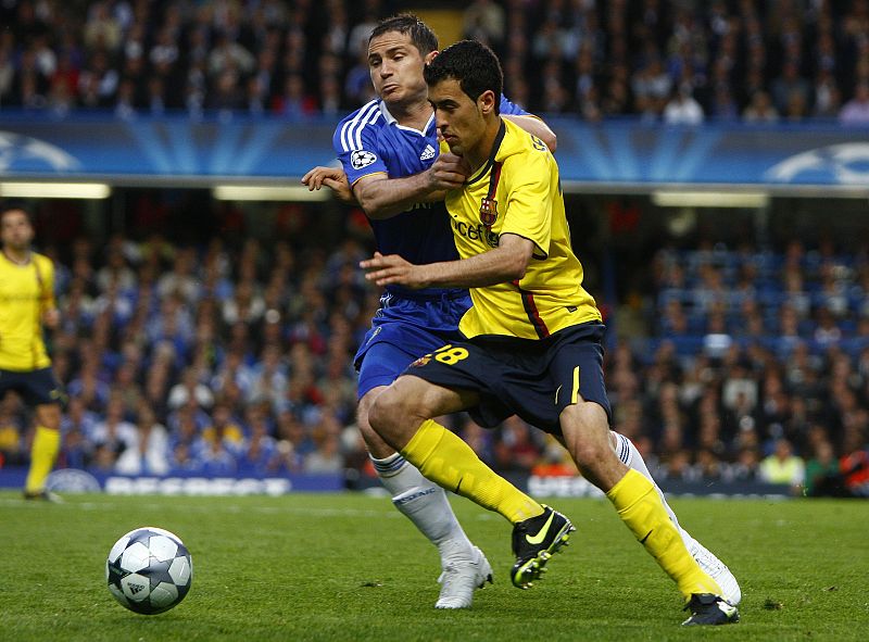 Lampard y Busquets pelean por la bola en el centro del campo.