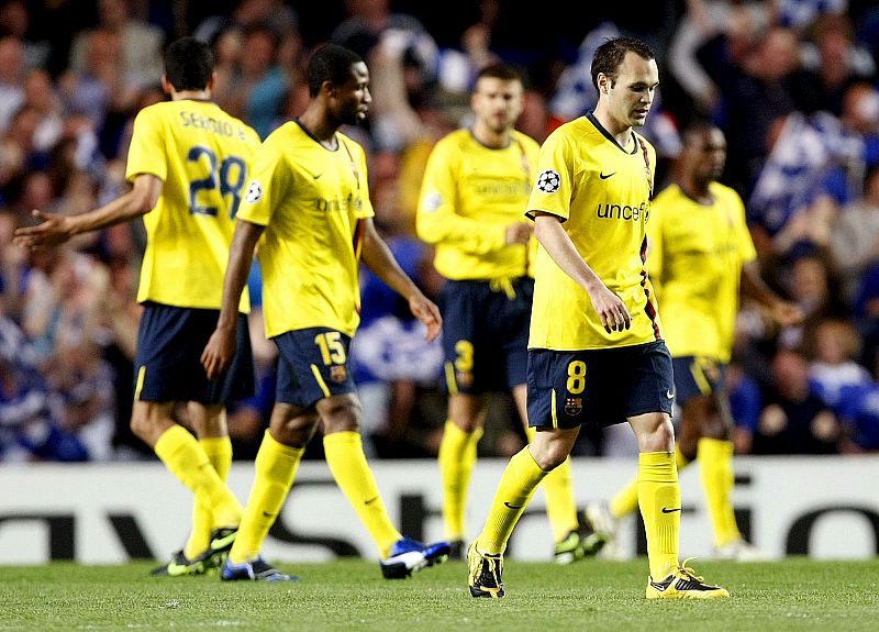 El centrocampista del FC Barcelona Andrés Iniesta, junto a otros compañeros, después de que su equipo encajara el primer gol.