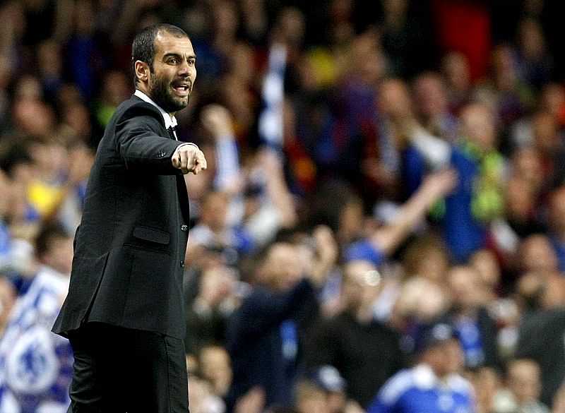 Josep Guardiola da instrucciones a sus jugadores en su partido frente al Chelsea.