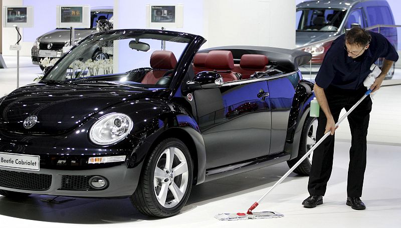 Un trabajador de Wolksvagen abrillanta un New Beetle