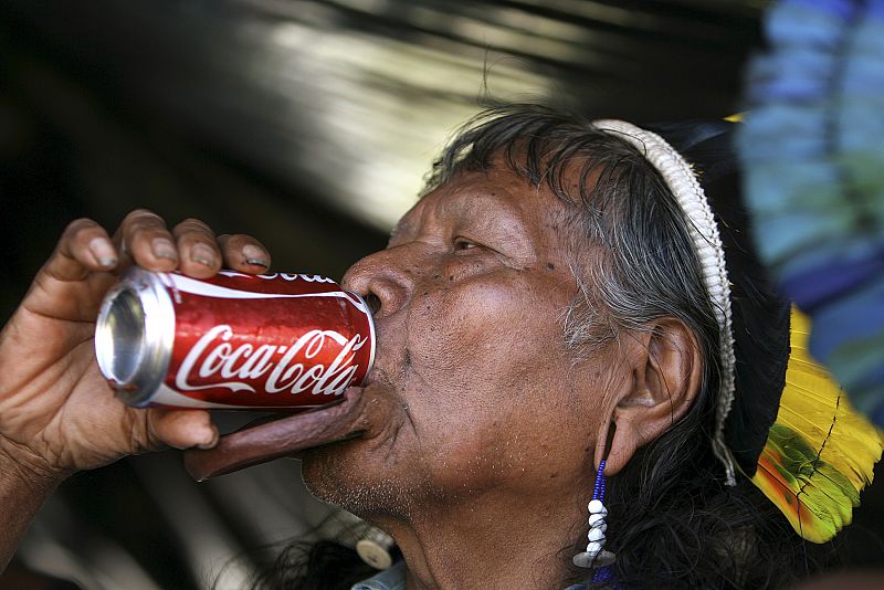 Jefe brasileño indio bebe un refresco