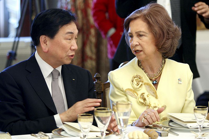 La reina Sofía conversa con el taiwanés Ching-Kuo Wu, miembro de la Comisión de Evaluación del COI, durante el almuerzo que ofrecieron los Reyes de España a los representantes de este organismo.