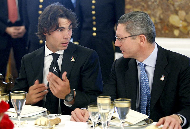 El tenista Rafael Nadal, número uno del mundo, conversa con el alcalde de Madrid, Alberto Ruiz Gallardón.