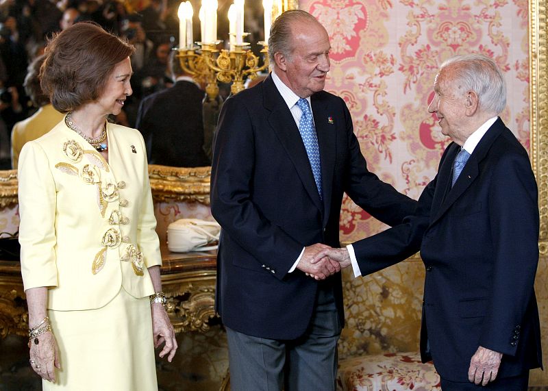 El rey Juan Carlos saluda al ex presidente del COI Juan Antonio Samaranch, en presencia de la reina Sofía.