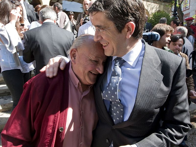 Patxi López saluda a un simpatizante tras la toma de posesión de sus consejeros.