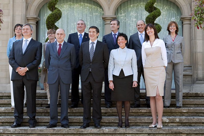 Primera foto de familia del Gobierno de Patxi López.