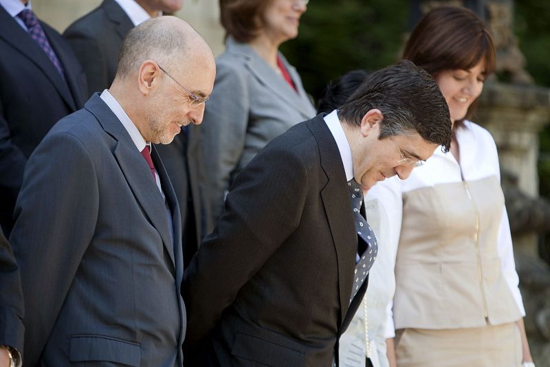 Patxi López, Rodolfo Ares e Idoia Mendia se colocan para la foto oficial.