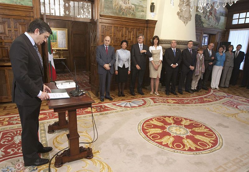 La toma de posesión ha tenido lugar en el palacio de Ajuria Enea.