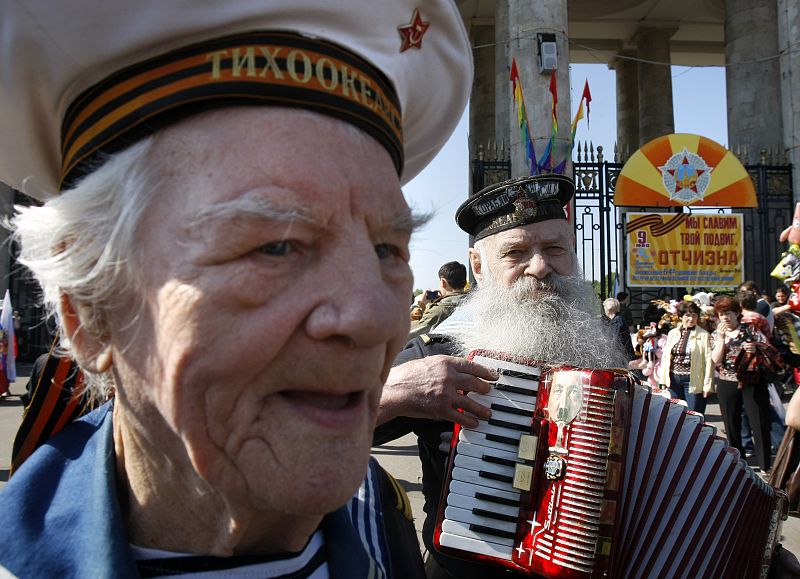 World War Two veterans sing in a Moscow park during Victory Day celebrations