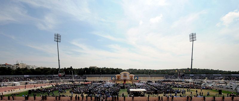 Vista general de la misa que ha oficiado el Papa Benedicto XVI en un estadio de Ammán, Jordania.