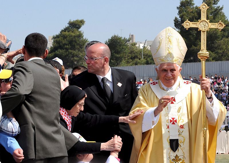 El Papa camina cerca de los fieles ante fuertes medidas de seguiridad.