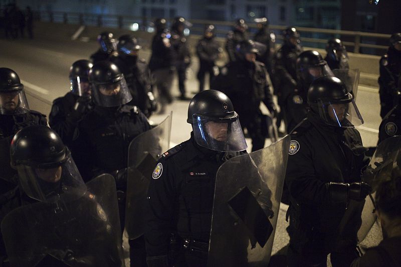 Policía montando guardía