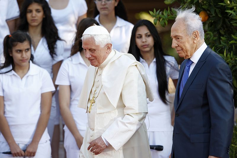 Pope Benedict XVI walks with Israel's President Peres during ceremony in Jerusalem