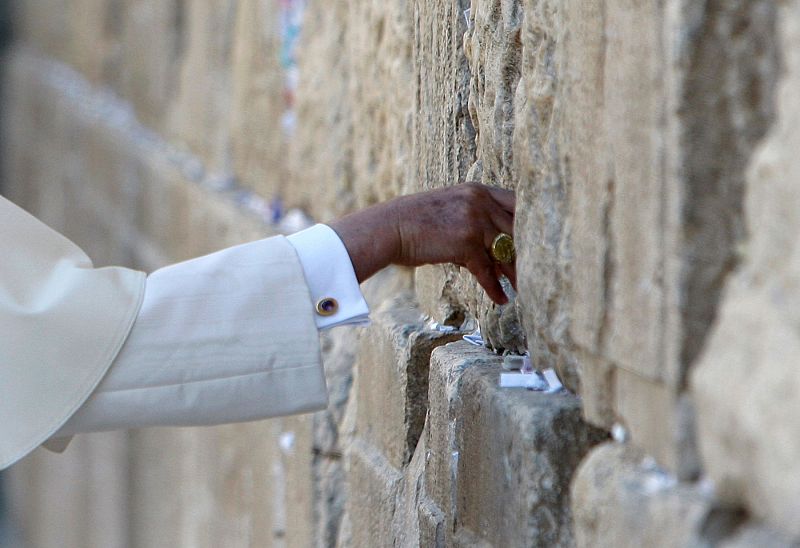 Benedicto XVI visita el Muro de las Lamentaciones