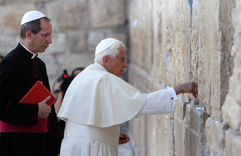 Papa visitó el Muro de las Lamentaciones y puso una petición entre sus piedra