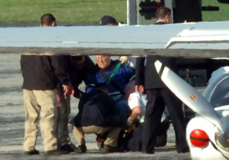 John Demjanjuk tomado  una ambulancia en el aeropuerto Burke Lakefront en Cleveland,