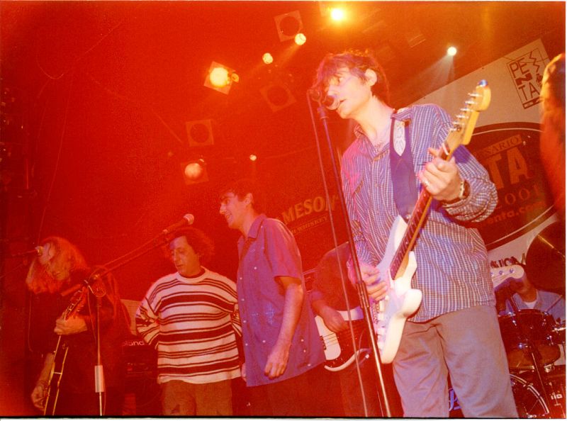 Antonio Vega prueba su guitarra antes de un concierto.