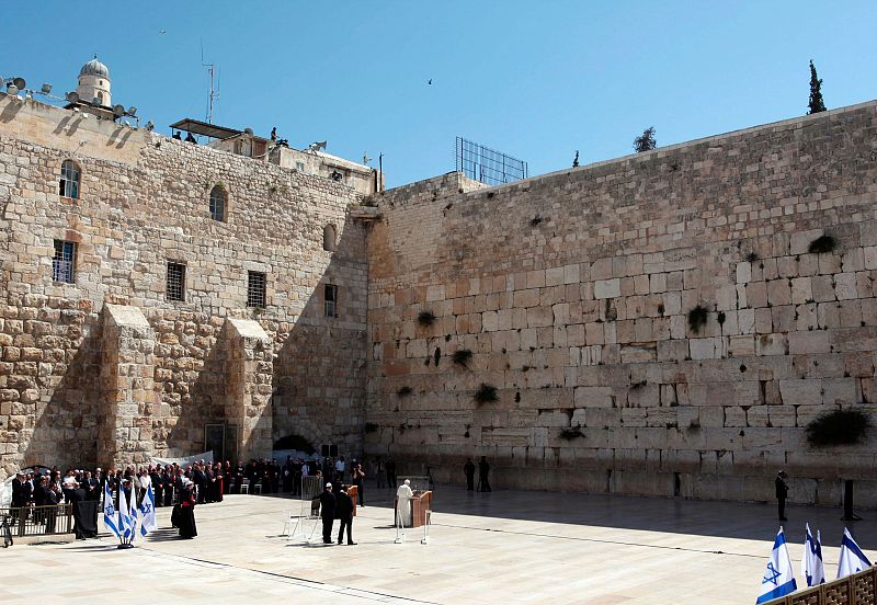 Benedicto XVI visita el Muro de las Lamentaciones