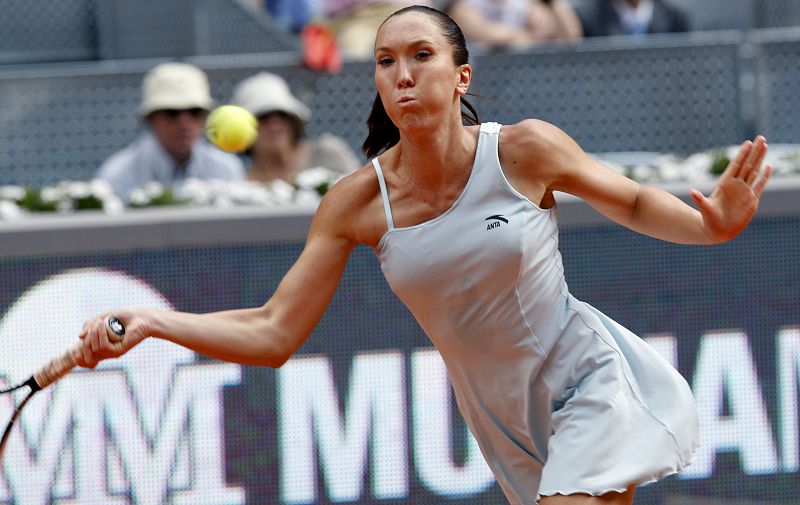 Jelena Jankovic golpea a la bola durante el partido frente a la eslovaca Daniela Hantuchova, correspondiente a la segunda ronda del Masters 1000 de Madrid.