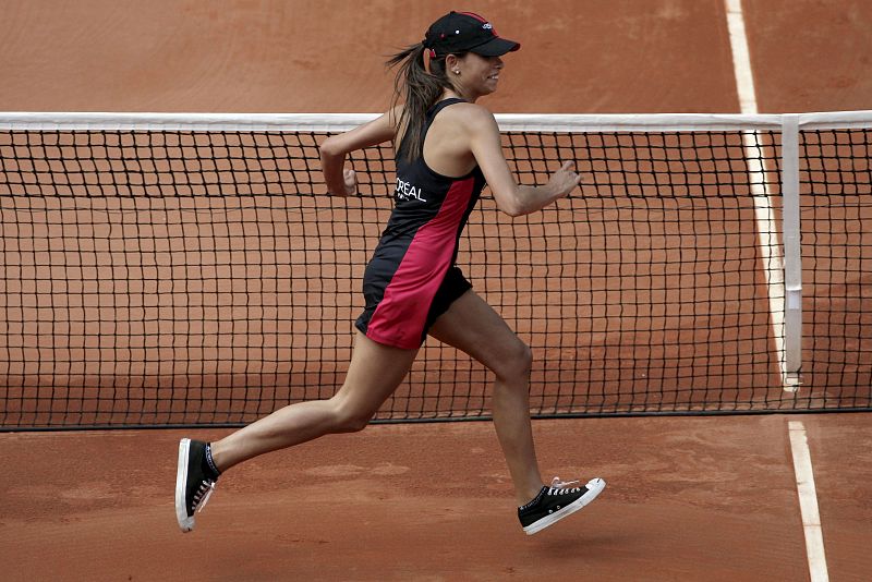 Una recogepelotas cruza la pista de la Caja Mágica.