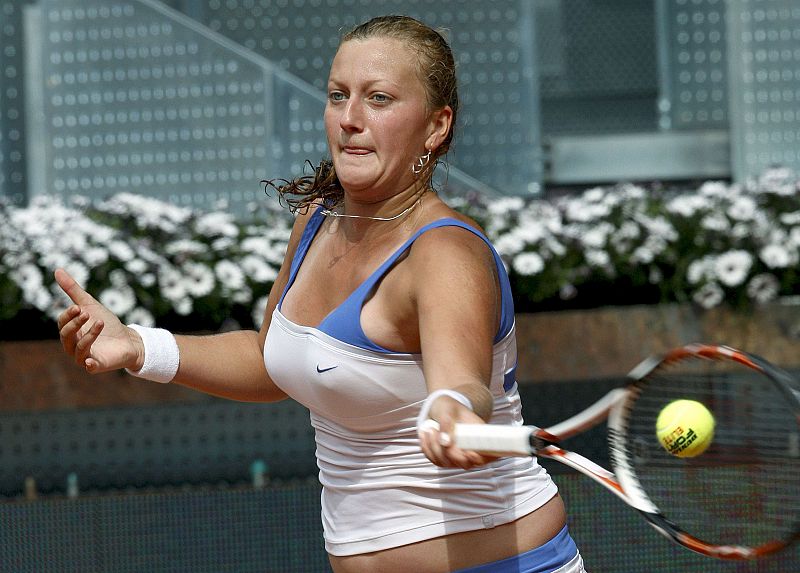 La tenista checa Petra Kvitova, durante el partido ante la italiana Francesca Schiavone, en la segunda jornada del Masters 1000 de Madrid.