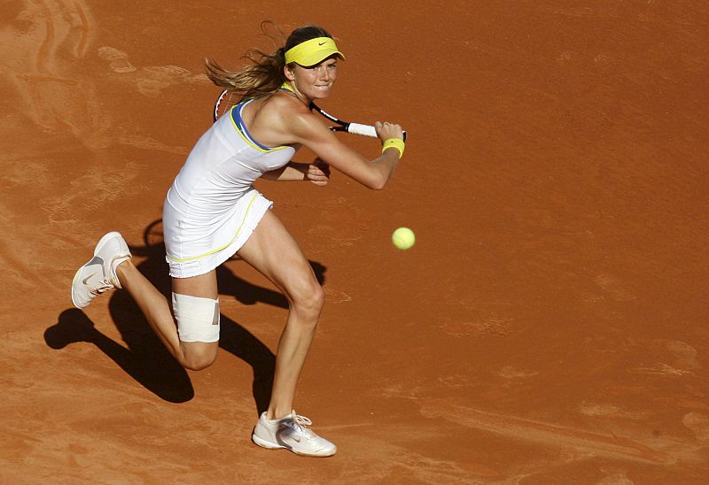 Daniela Hantuchova golpea a la bola durante el partido frente a la serbia Jelena Jankovic.