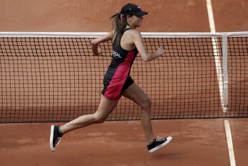 Una recogepelotas cruza la pista de la Caja Mágica.