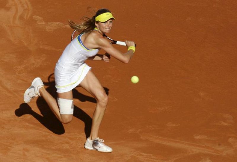 Daniela Hantuchova golpea a la bola durante el partido frente a la serbia Jelena Jankovic.