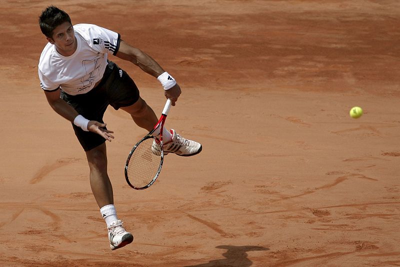 El tenista Fernando Verdasco, golpea la bola durante el partido frente a Juan Carlos Ferrero.