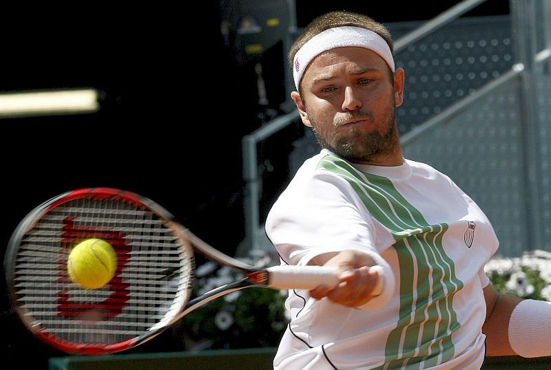 Mardy Fish golpea la bola durante el partido contra el español Tommy Robredo