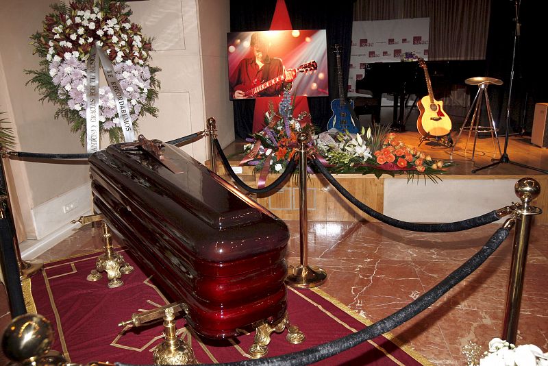 Un taburete vacío junto a una guitarra acompañan el féretro de Antonio Vega, en la capilla ardiente instalada en la SGAE.