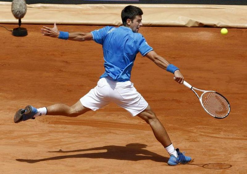 El tenista serbio Novak Djokovic devuelve una bola ante el español Óscar Hernández