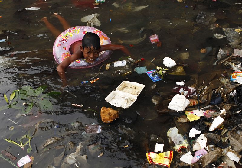 Niño bañandose