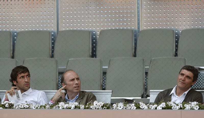 El entrenador del Real Madrid, Juande Ramos y el capitán del equipo Raúl González tampoco han faltado al partido.