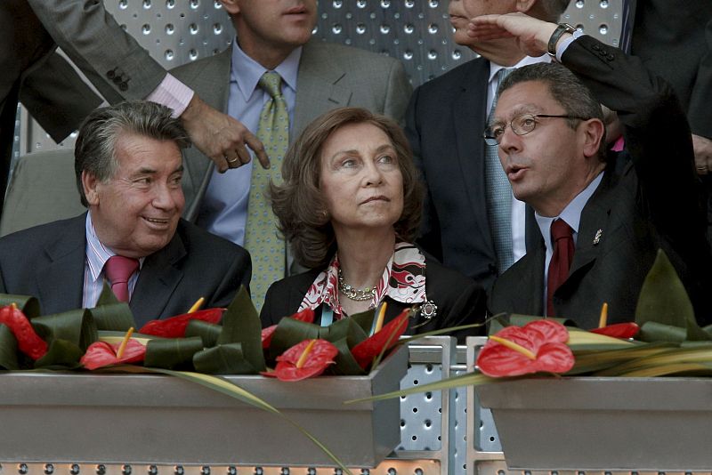 La reina Sofía acompañada por el ex tenista Manolo Santana, y el alcalde de Madrid, Alberto Ruiz-Gallardón, en la grada de la 'Caja Mágica'.