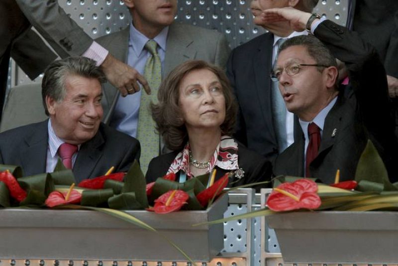 La reina Sofía acompañada por el ex tenista Manolo Santana, y el alcalde de Madrid, Alberto Ruiz-Gallardón, en la grada de la 'Caja Mágica'.