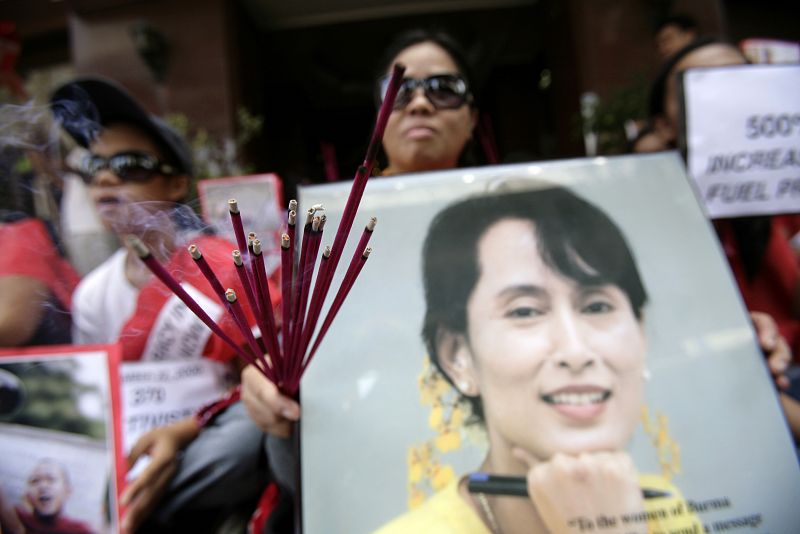 Antes de su encierro domiciliario, San Suu Kyi acudía a actos de la oposición, partido que ella lideraba.