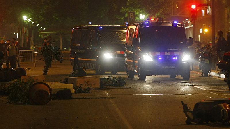 Los destrozos del mobiliario urbano obstaculizaron las plazas de Cataluña y Canaletas.